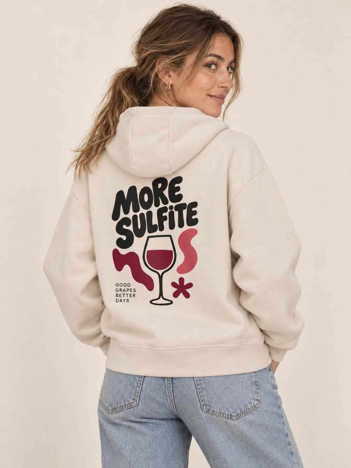 Hoodie vin More Sulfite porté de dos