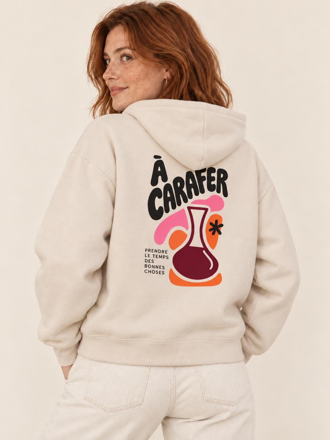 Hoodie vin À Carafer porté de dos