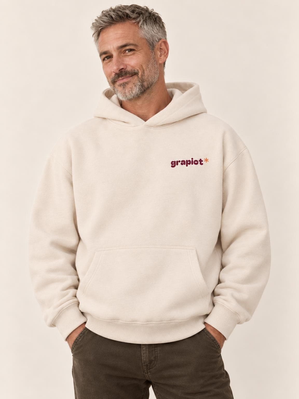 Hoodie vin Raisins Copains vu de face, petit logo grapiot
