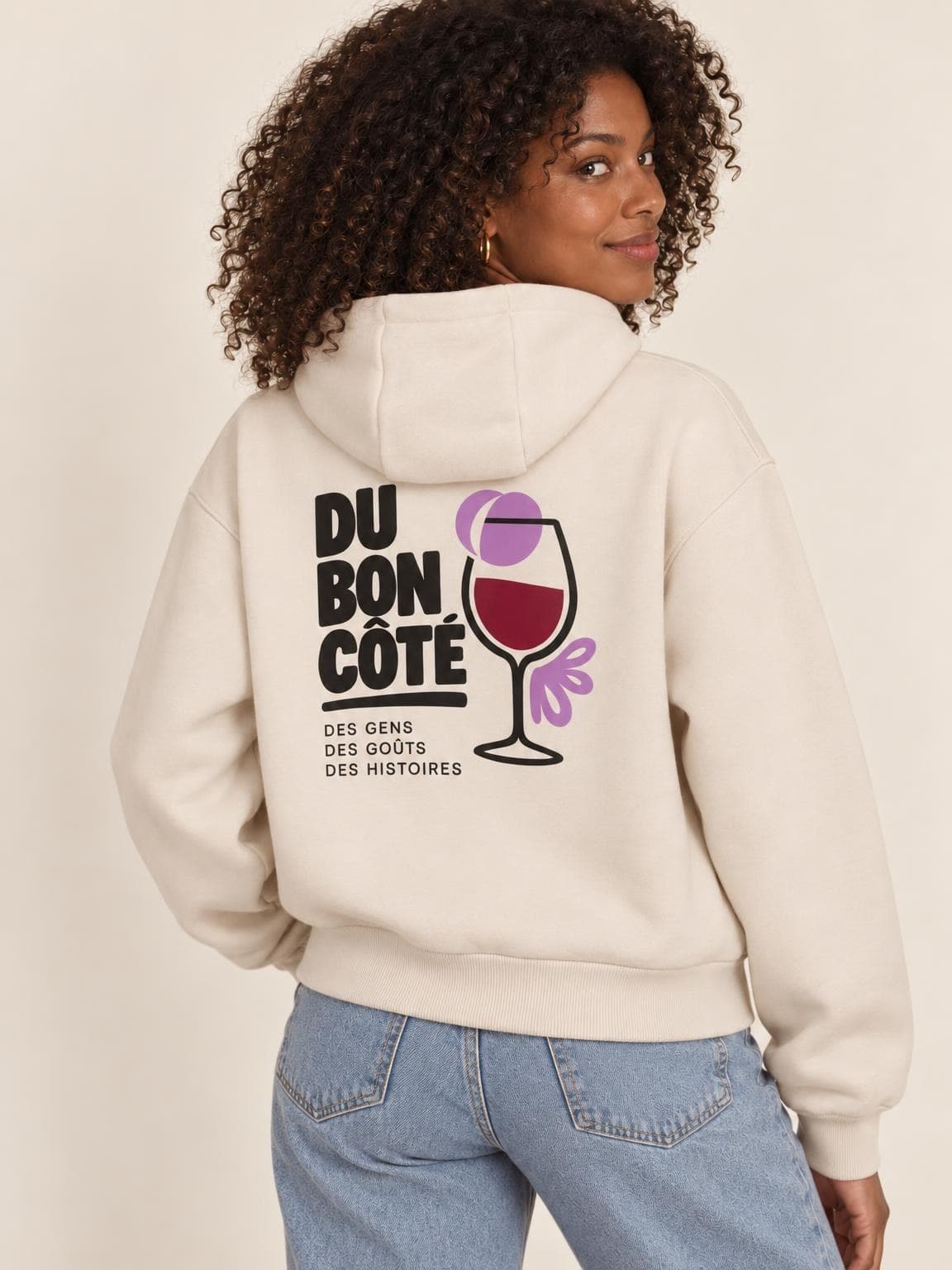 Hoodie vin Du Bon Côté porté de dos