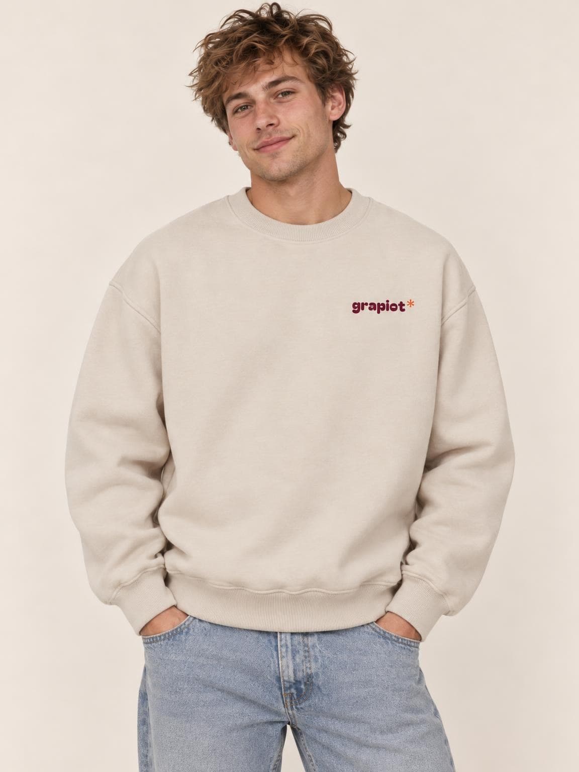 Sweat vin Un Verre de Plus vu de face, petit logo grapiot